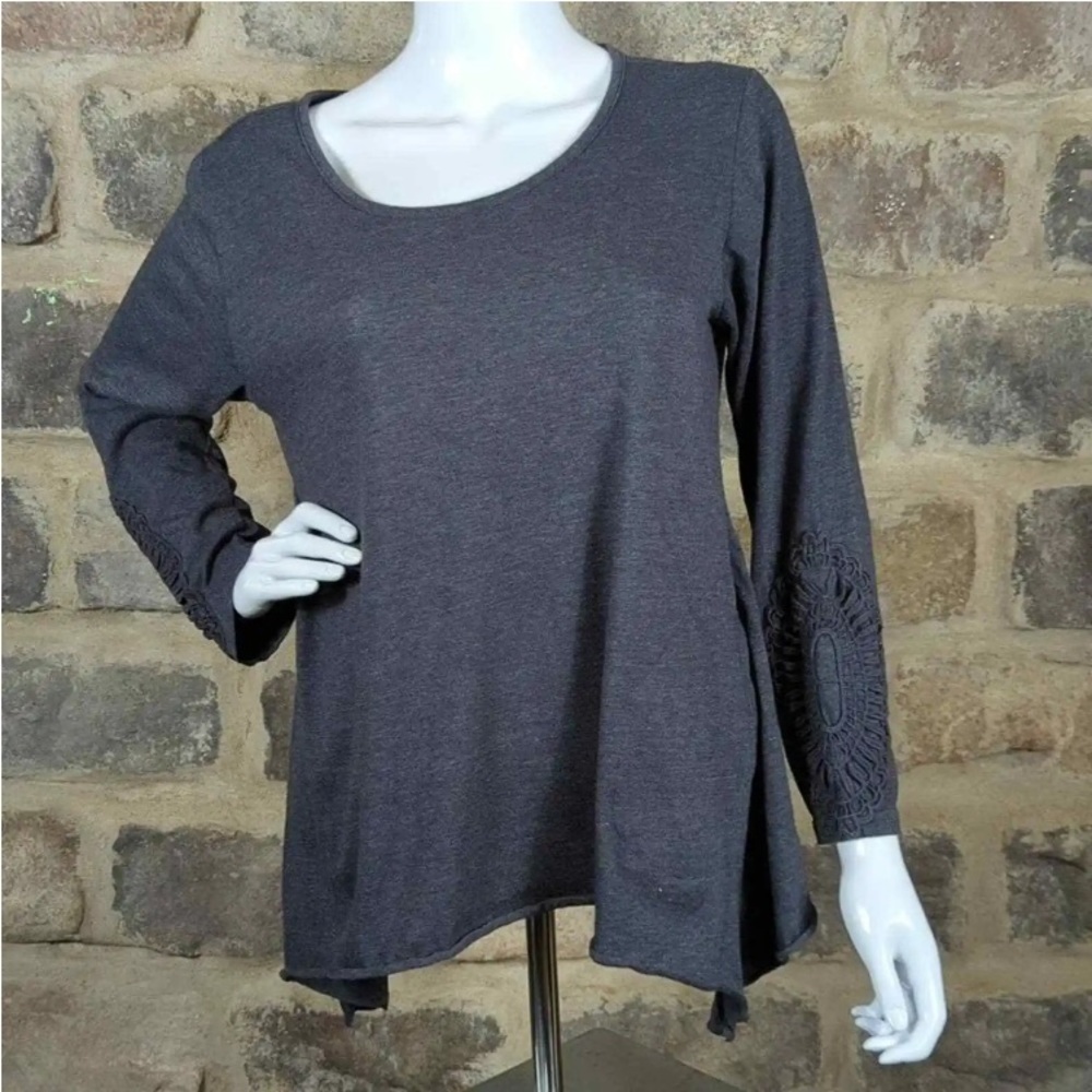 Bit & Bridle long sleeve top with crocheted sleeve detail. Size 2X. Dark gray